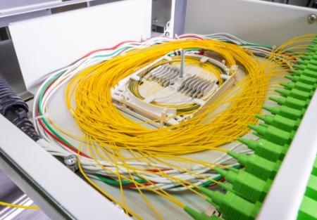 Żółte kable sieciowe